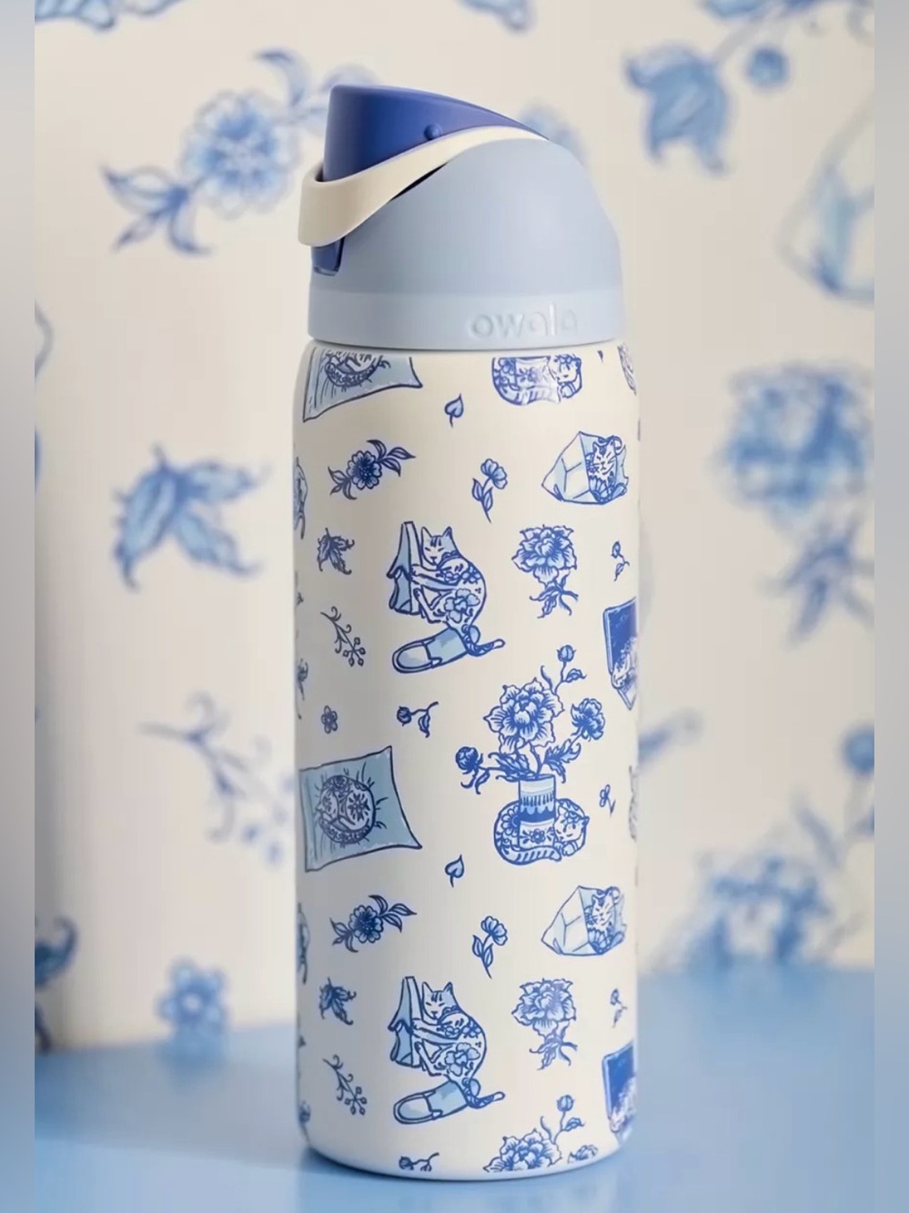 NWT - SOLD OUT - Owala Delft Cat Freesip 32oz